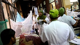 الممرضات يعالجون المرضى المصابين بحمى الضنك بمستشفى الشهيد سهرواردي الطبي في دكا، بنغلاديش، 2 أغسطس آب 2019