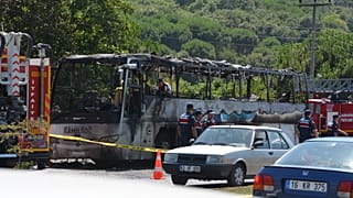 Balıkesir'de, Balıkesir-Edremit kara yolu Gökçeyazı Mahallesi mevkisinde bir yolcu otobüsünde çıkan yangında ilk belirlemelere göre 5 kişi hayatını kaybetti