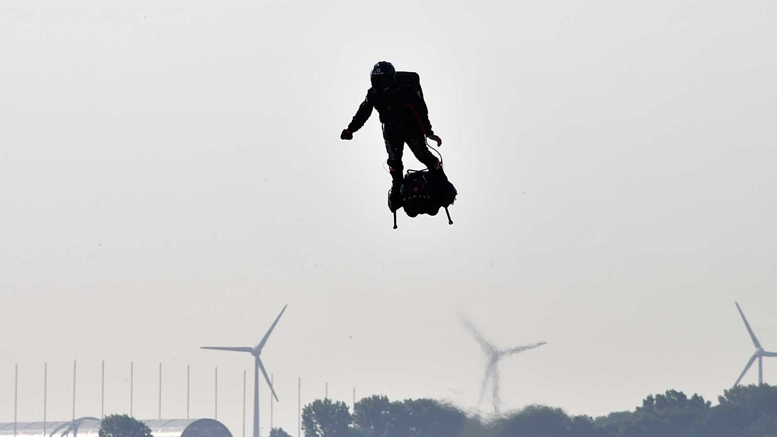 Franky Zapata sur son Flyboard à Sangatte, en France, le 25 juillet 2019