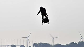 Franky Zapata sur son Flyboard à Sangatte, en France, le 25 juillet 2019