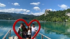 Imágen de Lucía junto a sus compañeros de viaje, Pablo, Rocío y Alejandro en el lago Bled, Eslovenia.