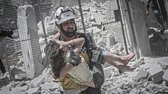 Rusya ve Suriye jetlerinin düzenlediği İdilb'de düzenlediği hava saldırısında enkaz altında kalan bir çocuk, kurtarma ekipleri tarafından çıkarıldı