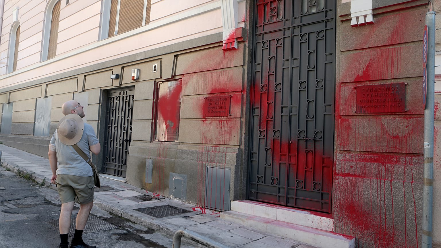 Επίθεση με μπογιές στα γραφεία τοπυ ΣΕΒ πραγματοποιησαν το μεσημέρι μέλη του ΡουβΊκωνα , Κυριακή 21 ΙουλΊου 23019. ΑΠΕ-ΜΠΕ/ΑΠΕ-ΜΠΕ/Παντελής Σαίτας