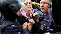 Lyubov Sobol, advogada e ativista anticorrupção, retirada de um taxi e detida