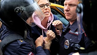 Lyubov Sobol, advogada e ativista anticorrupção, retirada de um taxi e detida
