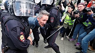 Συλλήψεις εκατοντάδων διαδηλωτών στη Μόσχα