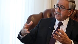 Ο Τ/κ ηγέτης Μουσταφά Ακιντζί παραχωρεί συνέντευξη στις δημοσιογράφους Ραλλή Παπαγεωργίου και Οντούλ Ασίκ, κατεχόμενη Λευκωσία 3 Αυγούστου 2019. ΚΥΠΕ/ΚΑΤΙΑ ΧΡΙΣΤΟΔΟΥΛΟΥ