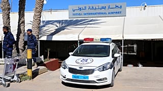 عودة الملاحة الجوية في مطار معيتيقة الليبي بعد تعرضه لقصف جوي