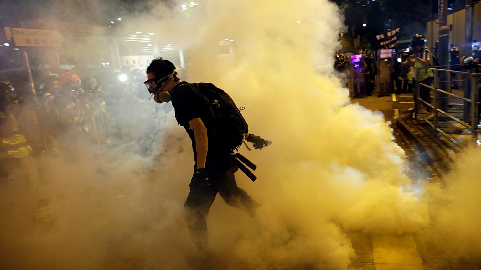 Confrontos noturnos em Hong Kong