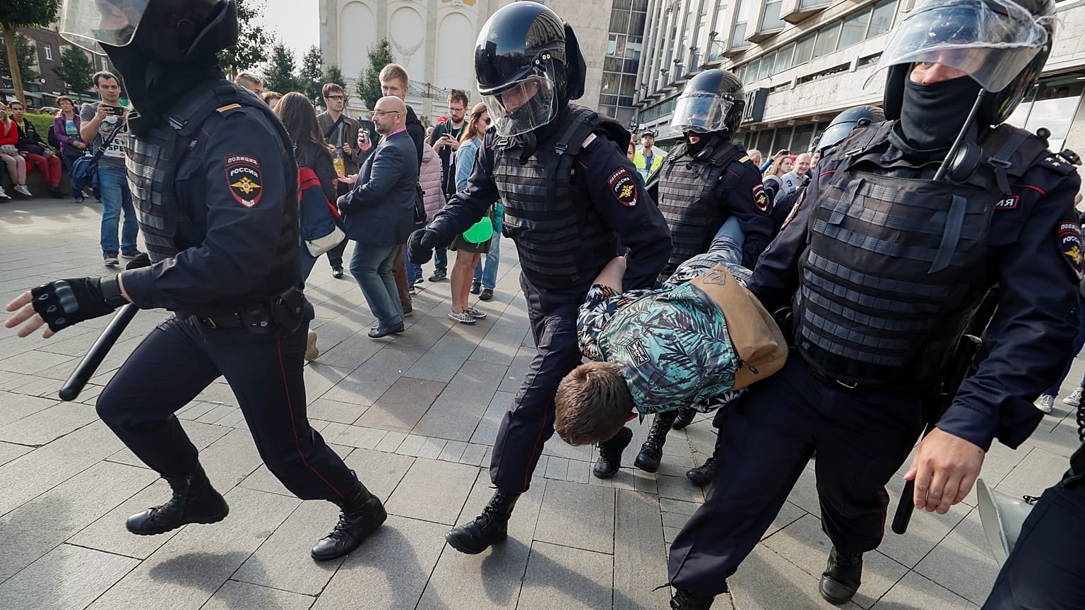 Εκατοντάδες συλλήψεις στη Μόσχα
