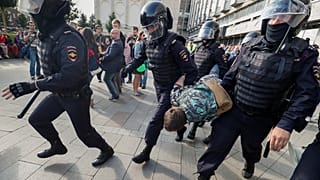 Moskau: Mit der Härte des Gesetzes gegen den Protest