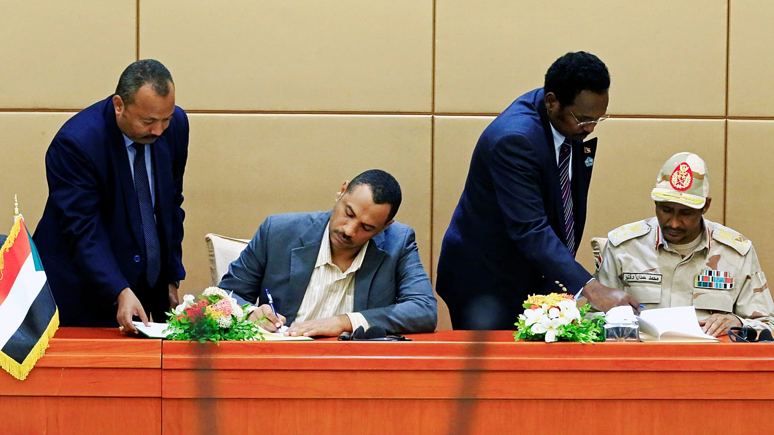 توقيع بالأحرف الأولى لإعلان دستوري سوداني يؤذن بتشكيل حكومة انتقالية