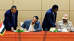 توقيع بالأحرف الأولى لإعلان دستوري سوداني يؤذن بتشكيل حكومة انتقالية