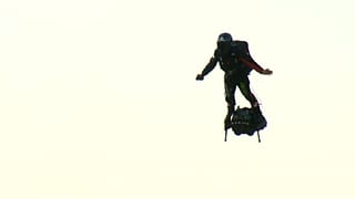 Французский изобретатель преодолел Ла-Манш на летающей доске