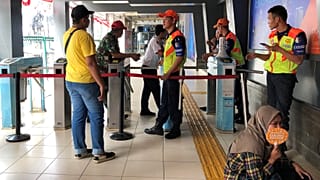 Endonezya'da elektrik kesintisi: Trenler aniden durdu, telefon hatları ve trafik ışıkları çalışmıyor