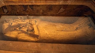 مصر تكشف عن أول عملية ترميم لتابوت توت عنخ أمون المذهب منذ 1922