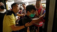 Demonstranten blockieren am Montagmorgen in Hongkong die Türen der U-Bahn