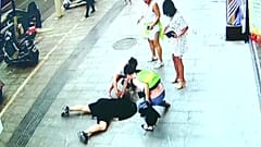 الوالد خلال عملية انتشال ابنه من الحفرة حيث سقط 
