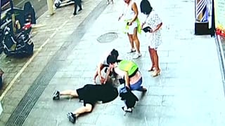 الوالد خلال عملية انتشال ابنه من الحفرة حيث سقط 