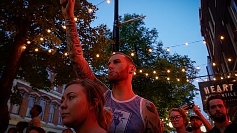 Ohio'daki saldırının ardından halk ölenlerin anısına gece nöbeti tuttu