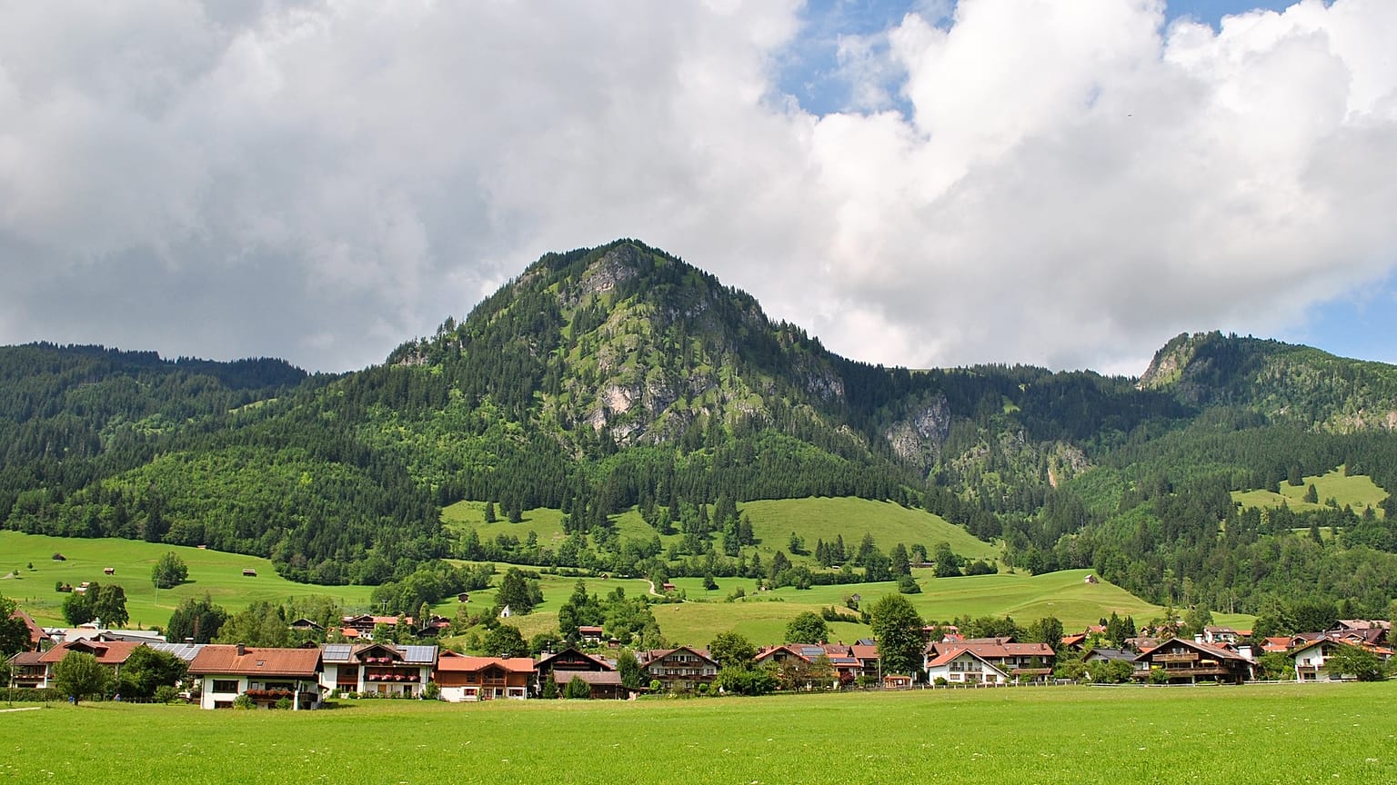 Vater stürzt im Allgäu vor Augen von Frau und Tochter in den Tod