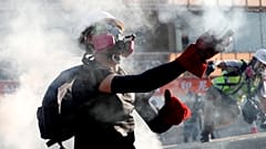 Hong Kong'da polis ile göstericiler arasında şişe ve göz yaşartıcı bomba savaşı
