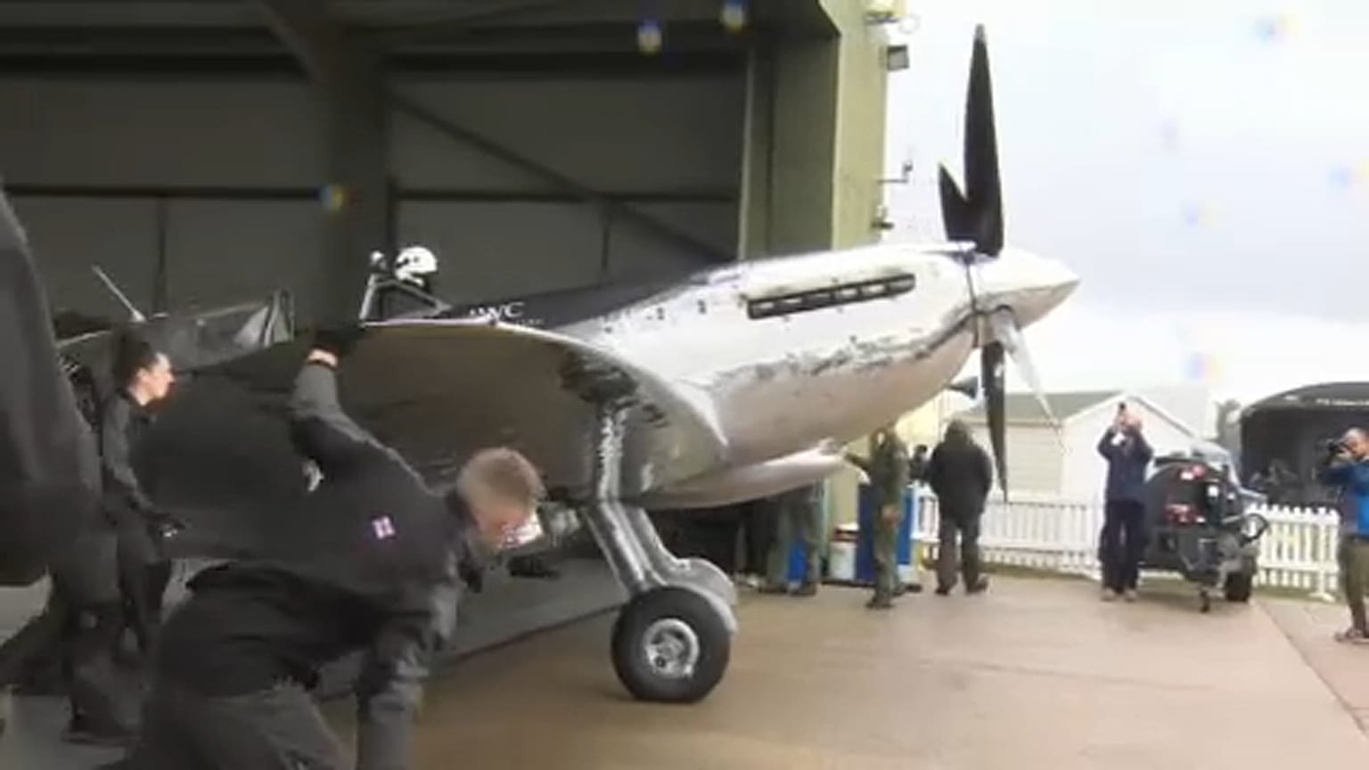 Partito dall'Inghilterra il giro del mondo in volo su uno Spitfire