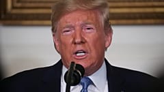 الرئيس الأمريكي دونالد ترامب في البيت الأبيض بواشنطن يوم الاثنين 