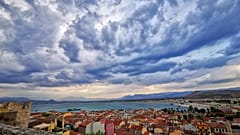 Πυκνά σύννεφα καθώς και δυνατός αέρας  επικρατούν στην πόλη του Ναυπλίου, Δευτέρα 5 Αυγούστου 2019.  ΑΠΕ-ΜΠΕ /ΑΠΕ-ΜΠΕ/ΜΠΟΥΓΙΩΤΗΣ ΕΥΑΓΓΕΛΟΣ