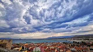 Πυκνά σύννεφα καθώς και δυνατός αέρας  επικρατούν στην πόλη του Ναυπλίου, Δευτέρα 5 Αυγούστου 2019.  ΑΠΕ-ΜΠΕ /ΑΠΕ-ΜΠΕ/ΜΠΟΥΓΙΩΤΗΣ ΕΥΑΓΓΕΛΟΣ