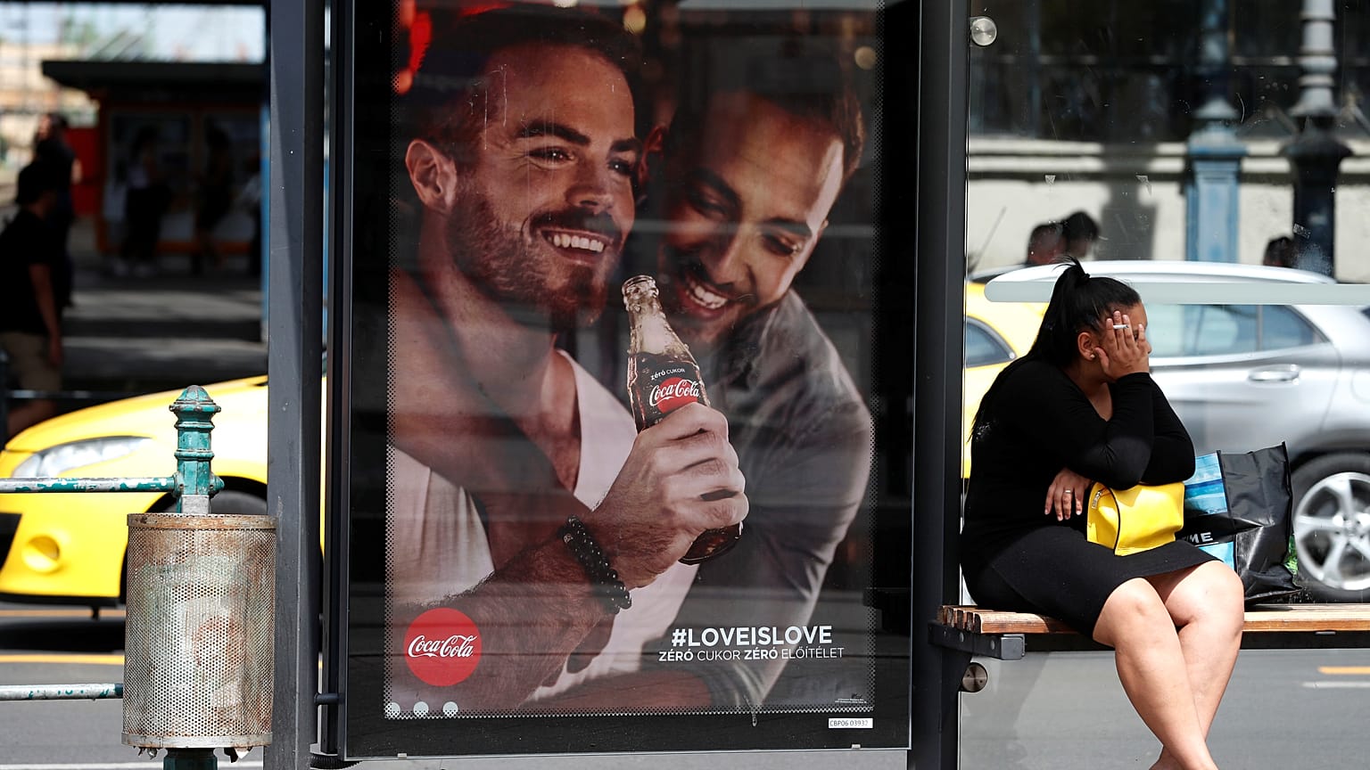 Un diputado húngaro pide boicotear Coca-Cola por una campaña de publicidad con parejas homosexuales
