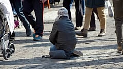 Una ciudad sueca pide el pago de una licencia de 23 euros para mendigar en sus calles