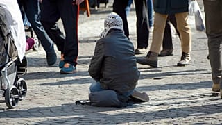 Una ciudad sueca pide el pago de una licencia de 23 euros para mendigar en sus calles