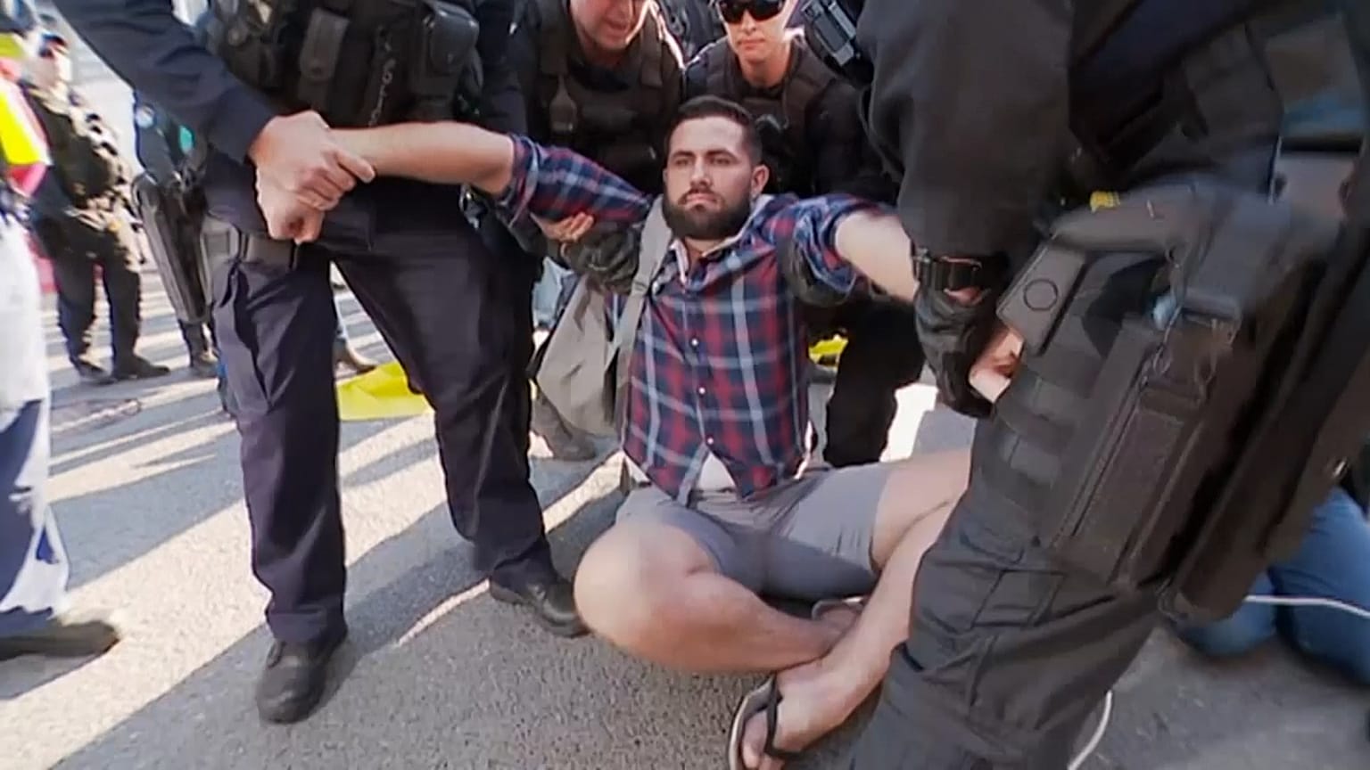 Çevrenin korunması için mücadele eden Yokoluş İsyanı göstericilerine Avustralya polisinden müdahale