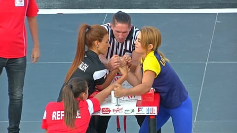 Genç kızların bilek güreşi kapışmasına büyük ilgi