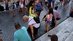 İtalya'nın başkenti Roma'nın tarihi ve turistik mekanları arasında başı çeken İspanyol Merdivenleri'nde oturmak yasaklandı