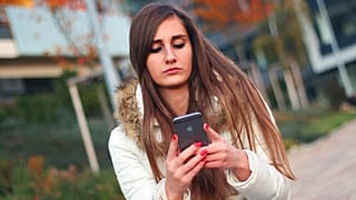 شابة تستخدم الهاتف 