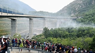 TGV "colide" com a unidade do governo italiano