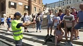 Tilos üldögélni a Spanyol-lépcsőn