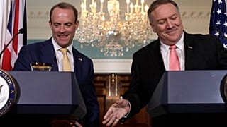 Mike Pompeo allunga la mano, in attesa della stretta di Dominic Raab. (Washington, 7.8.2019).