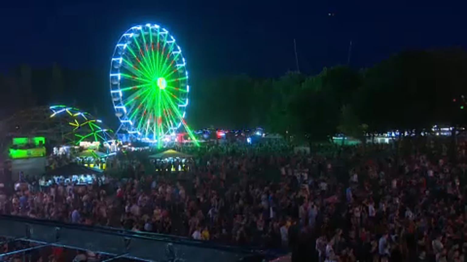 95 ezres tömeg, kisebb pánik a Sziget első napján
