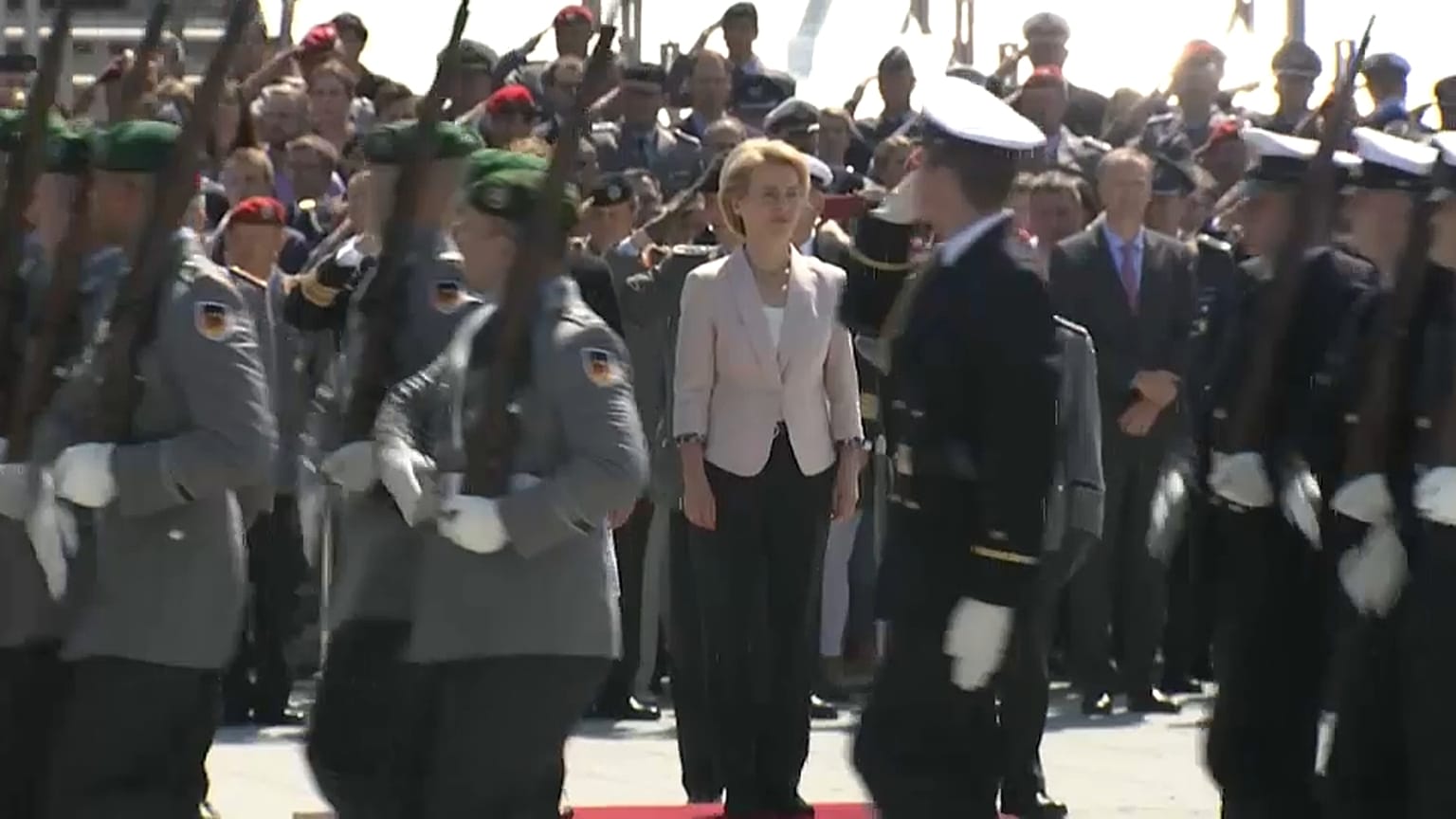 155 Millionen Euro für Berater und Co - Bundeswehr legt zahlen offen 