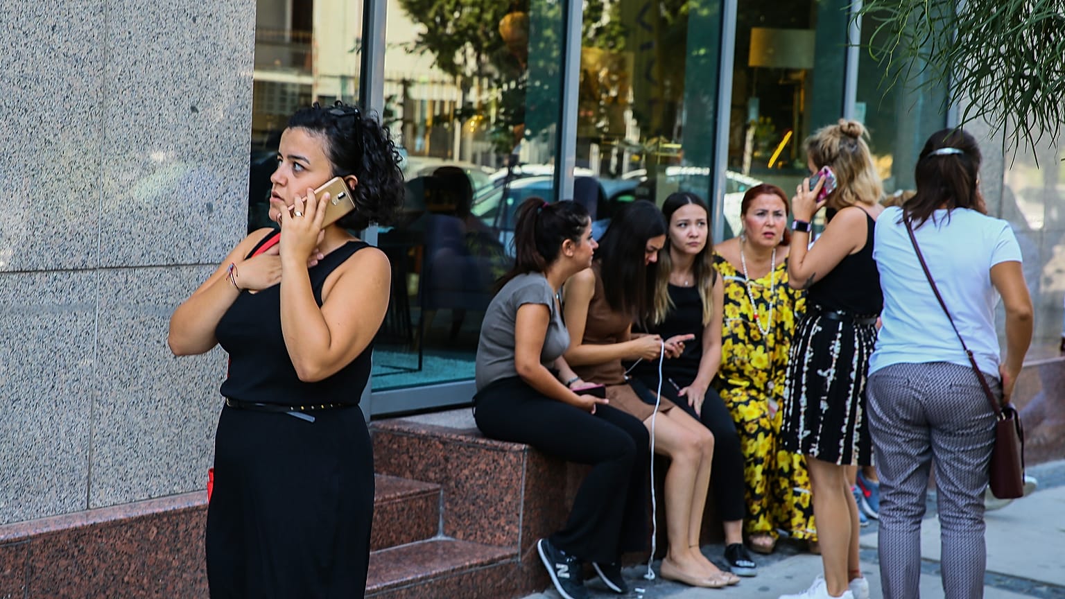 İzmir'de hissedilen deprem vatandaşlarda paniğe neden oldu. İş yerlerini boşaltan çalışanlar yakınlarını ulaşmak için telefonlarına sarıldı.