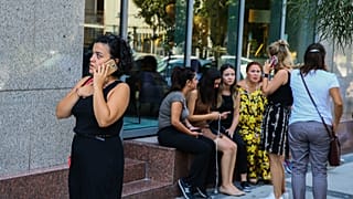 İzmir'de hissedilen deprem vatandaşlarda paniğe neden oldu. İş yerlerini boşaltan çalışanlar yakınlarını ulaşmak için telefonlarına sarıldı.