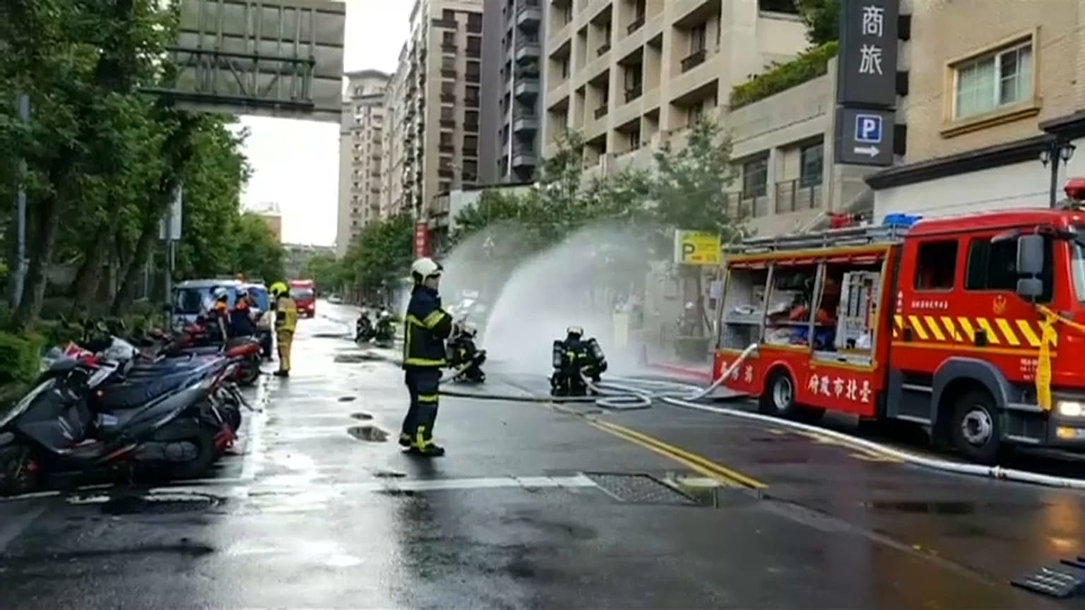 Vigili del fuoco al lavoro a Taiwan. 