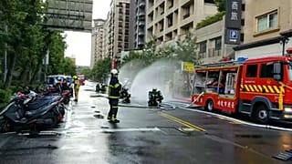Vigili del fuoco al lavoro a Taiwan. 