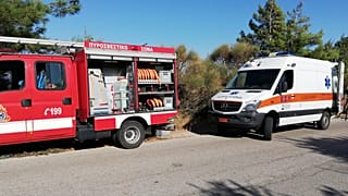 Πυροσβεστικό όχημα και ασθενοφόρο στην περιοχή Κεραμέ της Ικαρίας