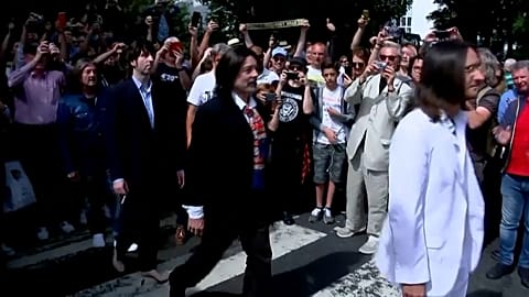 Beatles hayranları 50 yıl sonra "Abbey Road" albüm kapağını canlandırdı