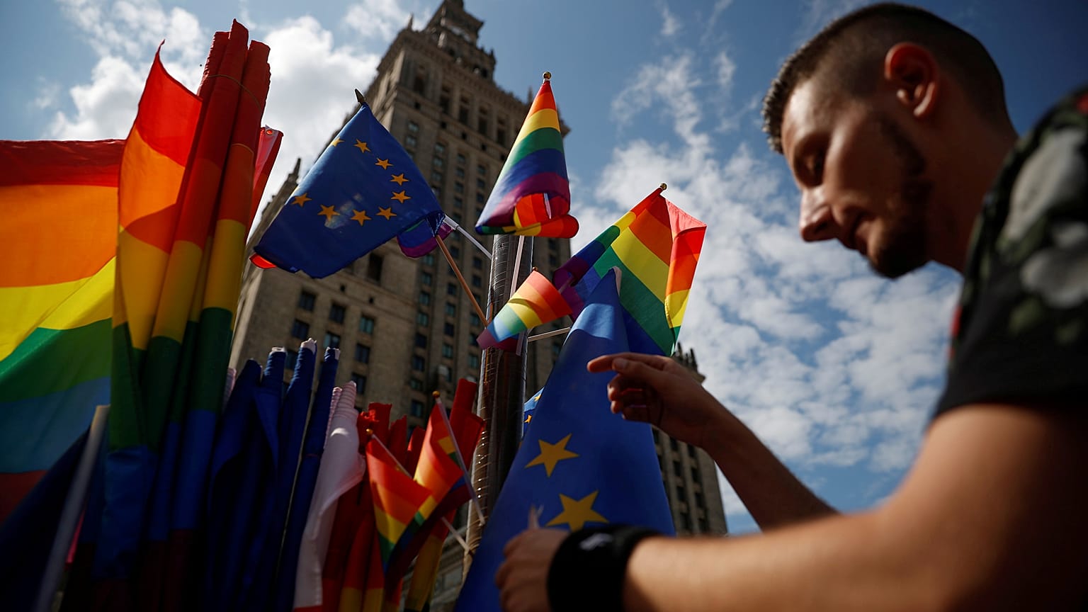Exámenes psiquiátricos y preguntas íntimas: las trabas para cambiar de género en Europa