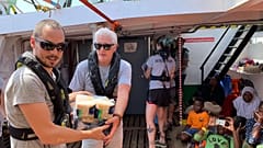 Richard Gere bringt den Flüchtlingen auf der Open Arms Lebensmittel